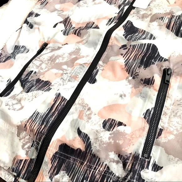 NWT $128 NYDJ Printed Sports Camo Lightweight Windbreaker Size M - Picture 7 of 10